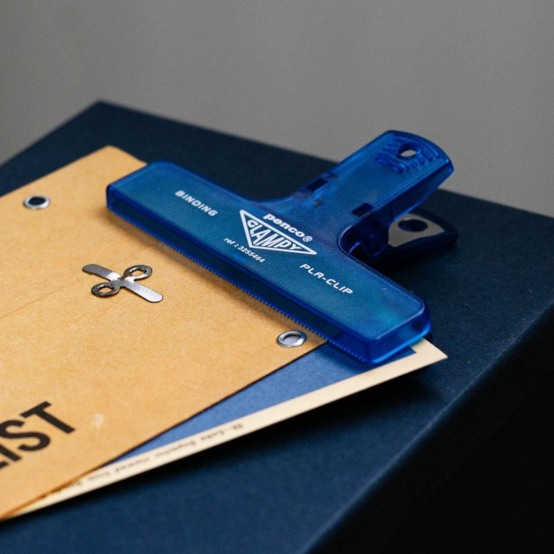 Penco PlaClip Büroklammer Transparent Blau Detailansicht