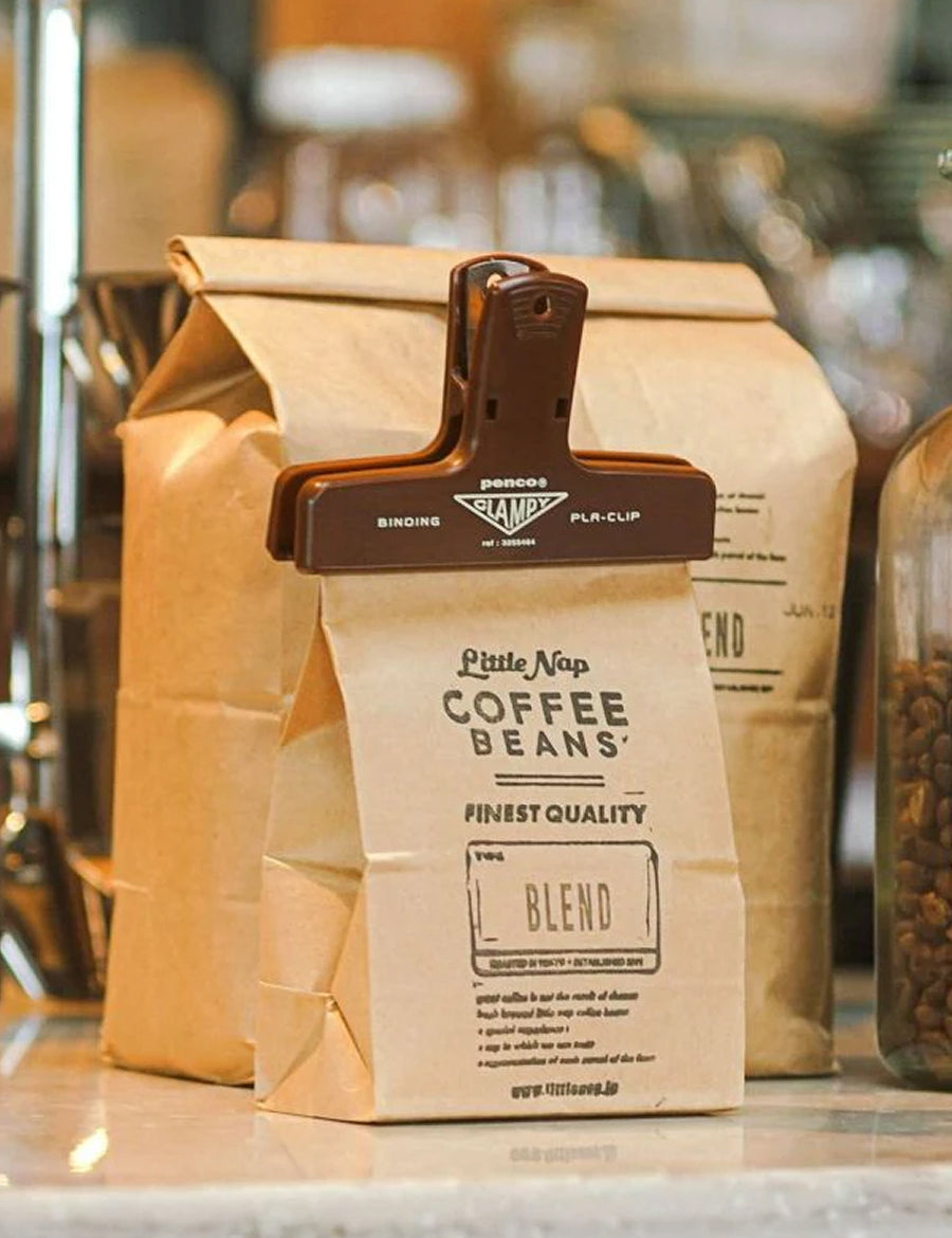 Penco PlaClip Büroklammer in Braun Nutzungsfoto Verschluss Kaffeebohnentüte