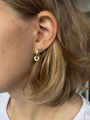 Frellini Ohrringe Lilly Hoops mit grünem Donut Tragebild