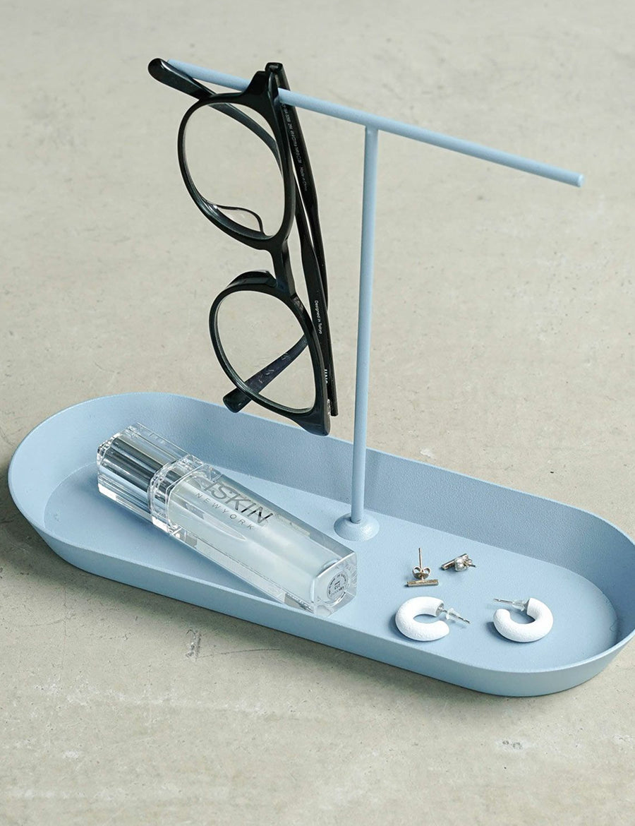 Hightide Accessory Tray Ablage Blau mit Schmuck und Brille