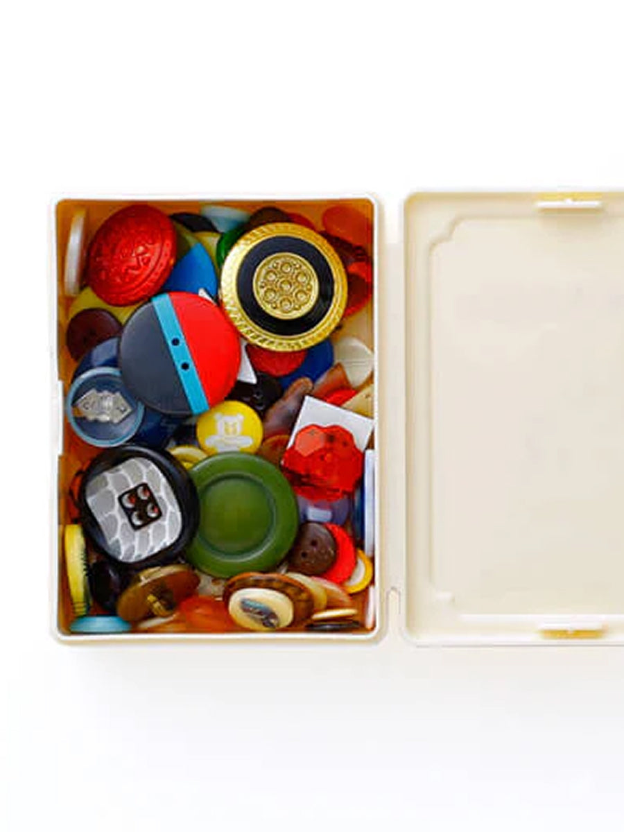 Hightide Retro Mini Toolbox Beige Detailansicht mit Knöpfen