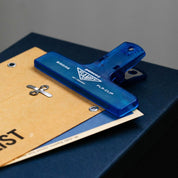 Penco PlaClip Büroklammer Transparent Blau Detailansicht