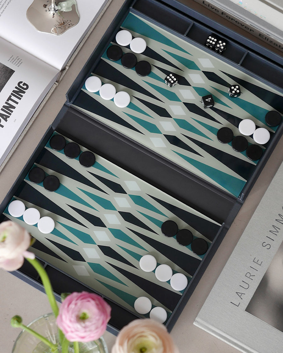 Printworks Classic Backgammon Spiel in Blau Grau Grün Moodbild im Spiel