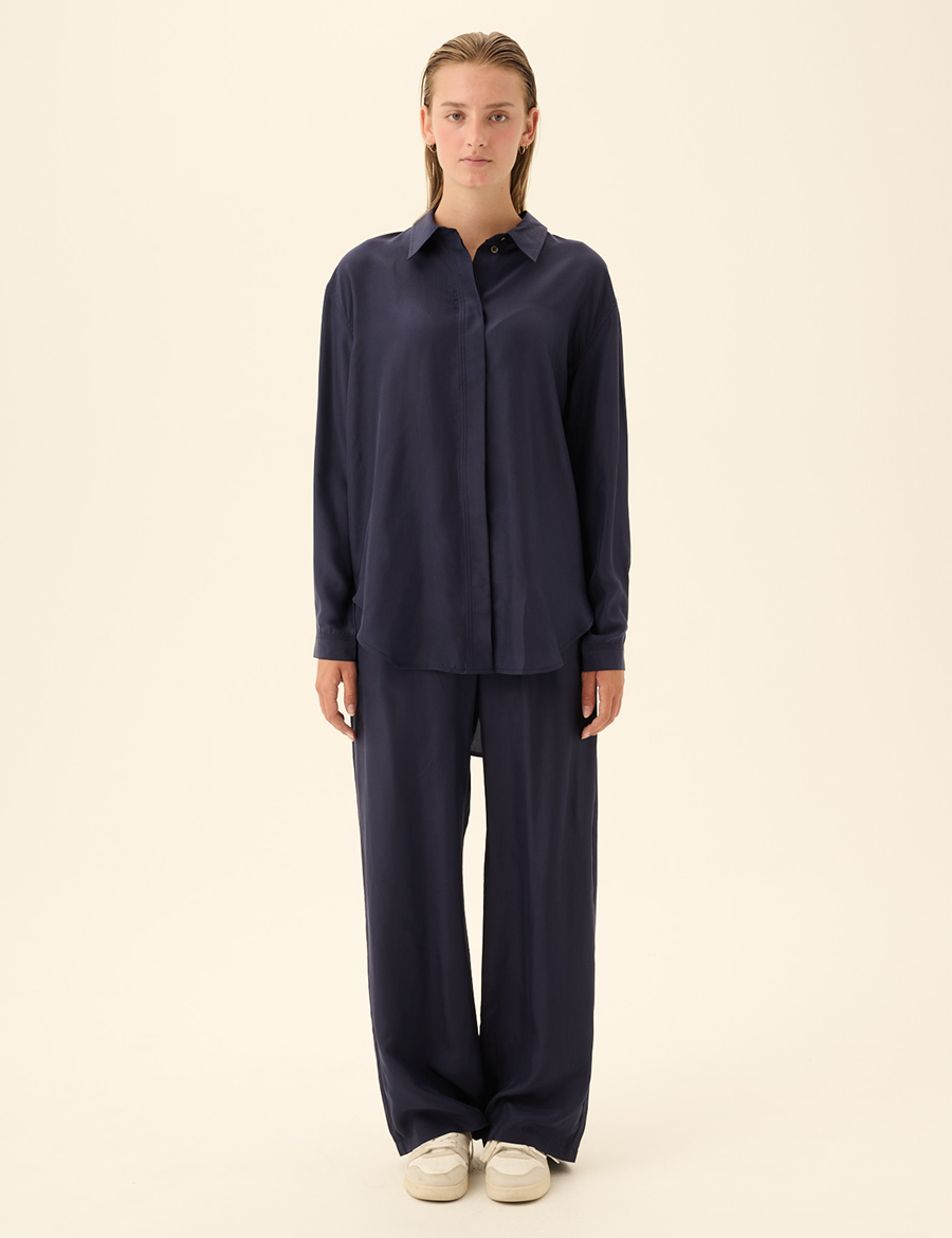 Rue-de-Tokyo-Palma-Seidenhose-Navy-Frontansicht-Tragefoto-Model.png