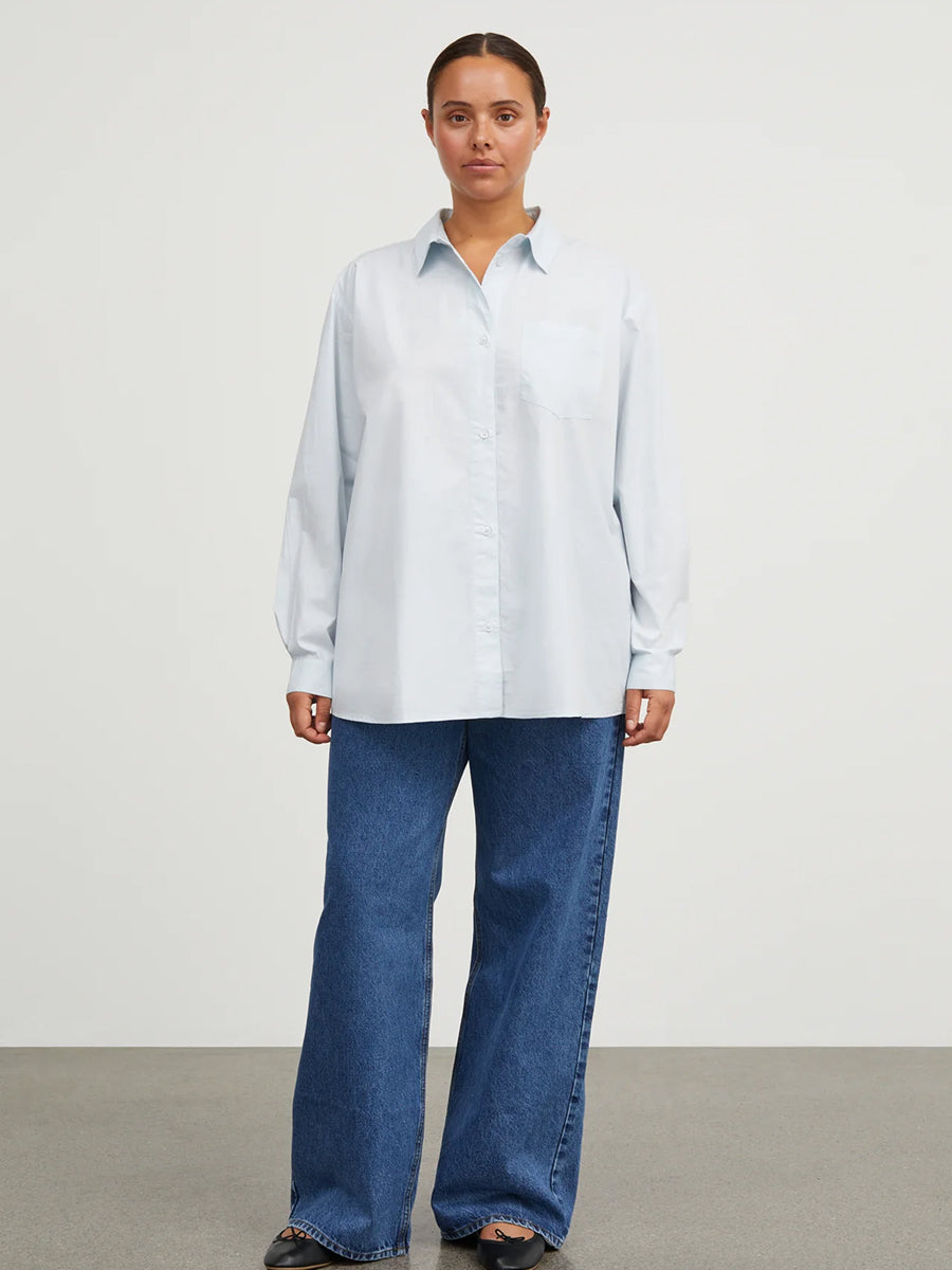 Skall Studio Edgar Shirt Hemdbluse Hellblau Modelbild Frontansicht