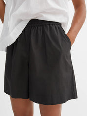 Skall Studio Edgar Shorts Schwarz Modelbild Detailansicht