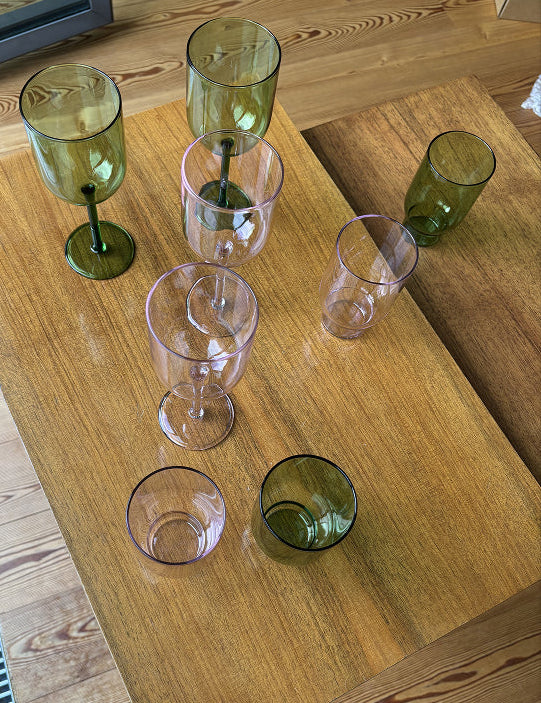 Gläser auf einem Holztisch