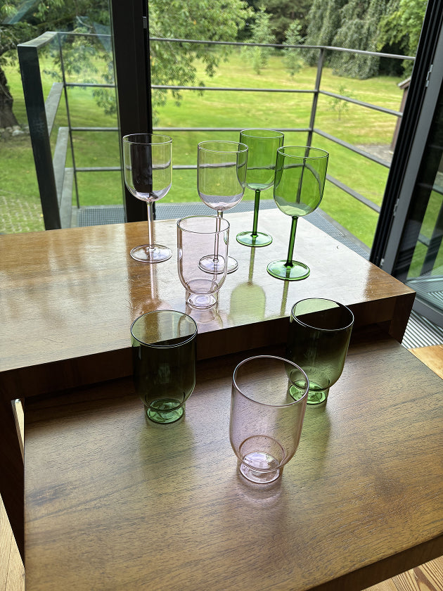 Wein- und Wassergläser auf einem Holztisch