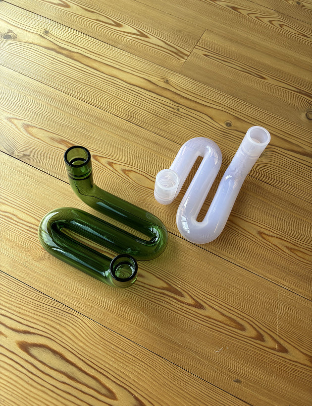 zwei Kerzenständer auf Holzboden