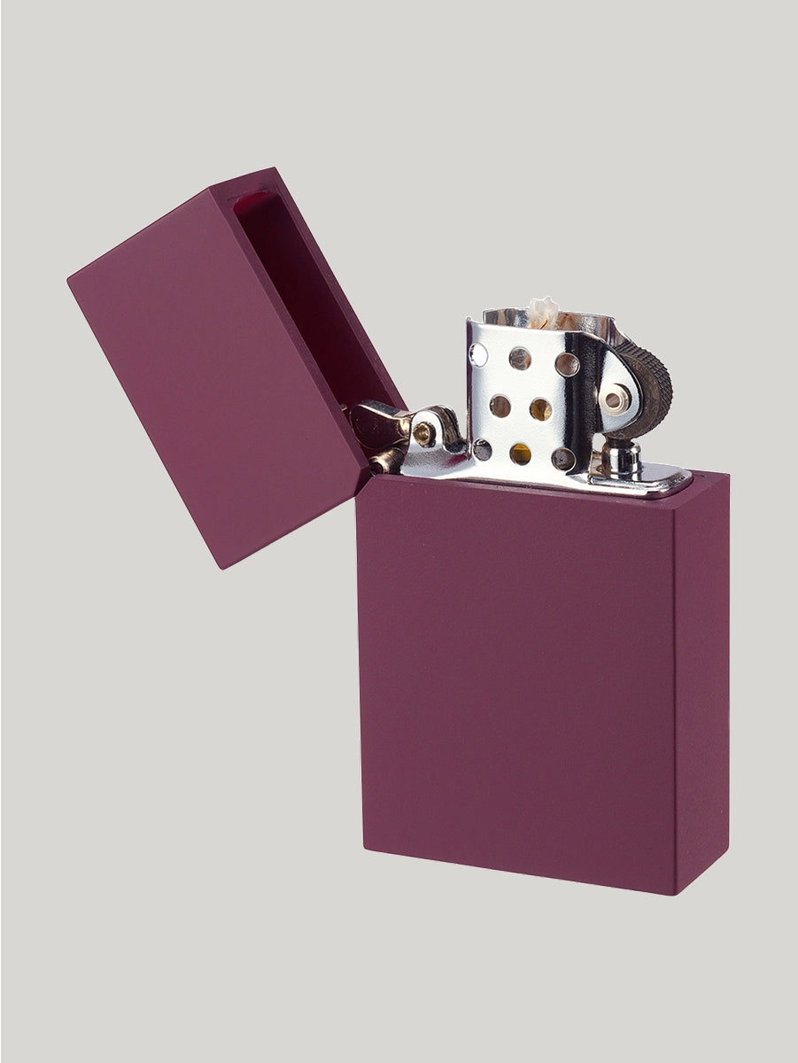 Tsubota Pearl Hard-Edge Feuerzeug in Bordeaux Rot Frontansicht Produktfoto geöffnet