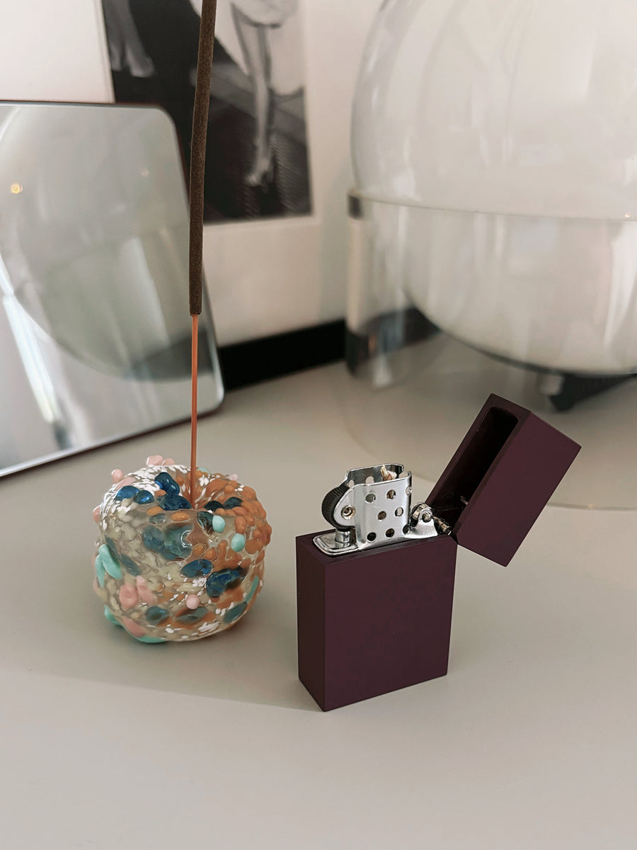 Tsubota Pearl Hard-Edge Feuerzeug in Bordeaux Rot Moodbild Interior mit Räucherstäbchen