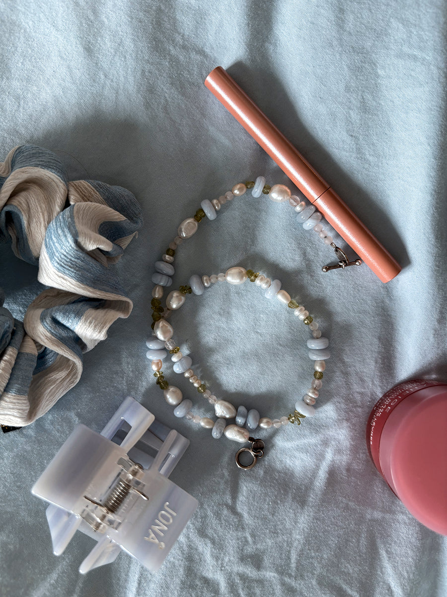 Tsubota Pearl Parfum Roll On in Sakura Pink Moodbild mit Accessoires