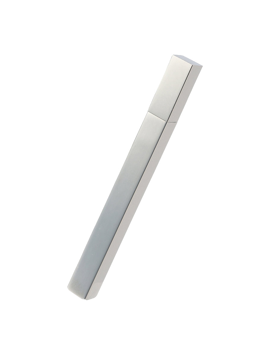 Tsubota Pearl QUEUE Feuerzeug in Silber Frontansicht Produktfoto Freisteller