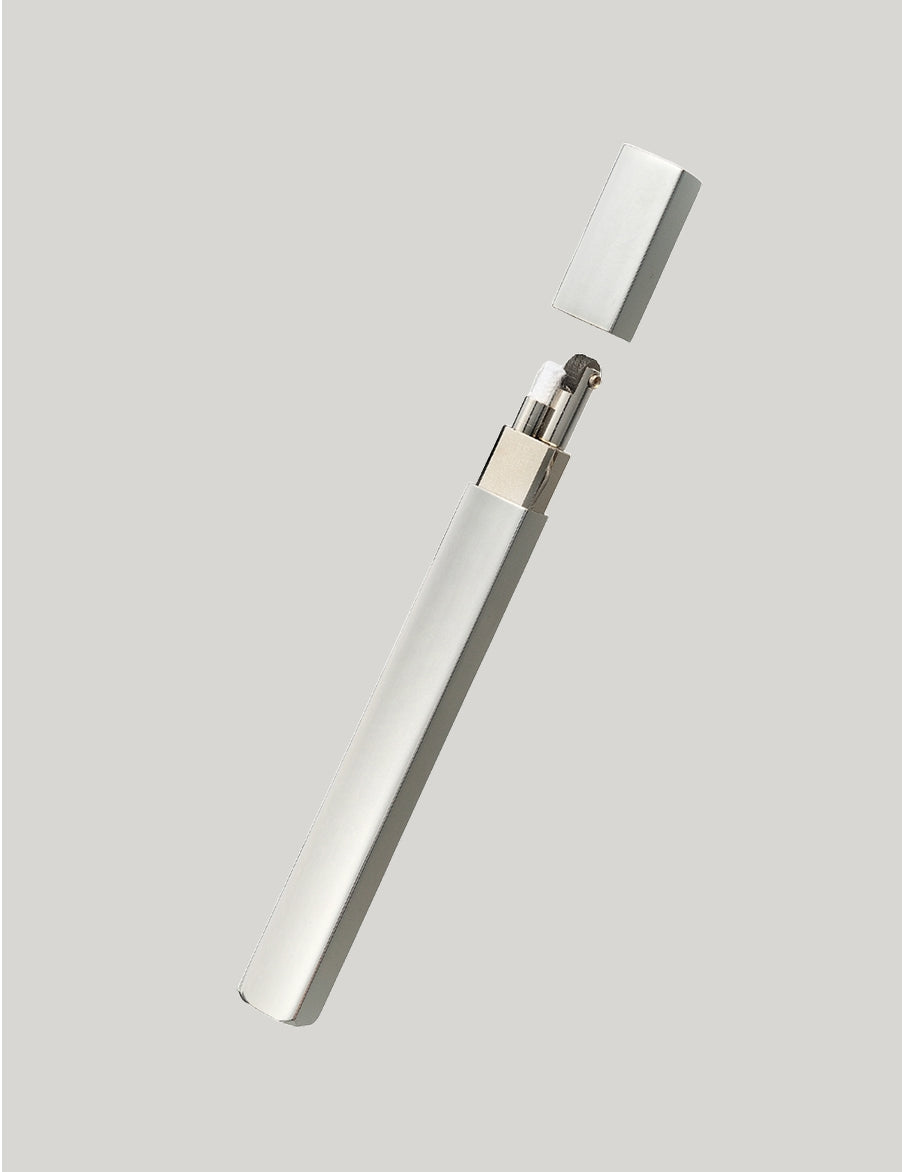 Tsubota Pearl QUEUE Feuerzeug in Silber Frontansicht Produktfoto geöffnet