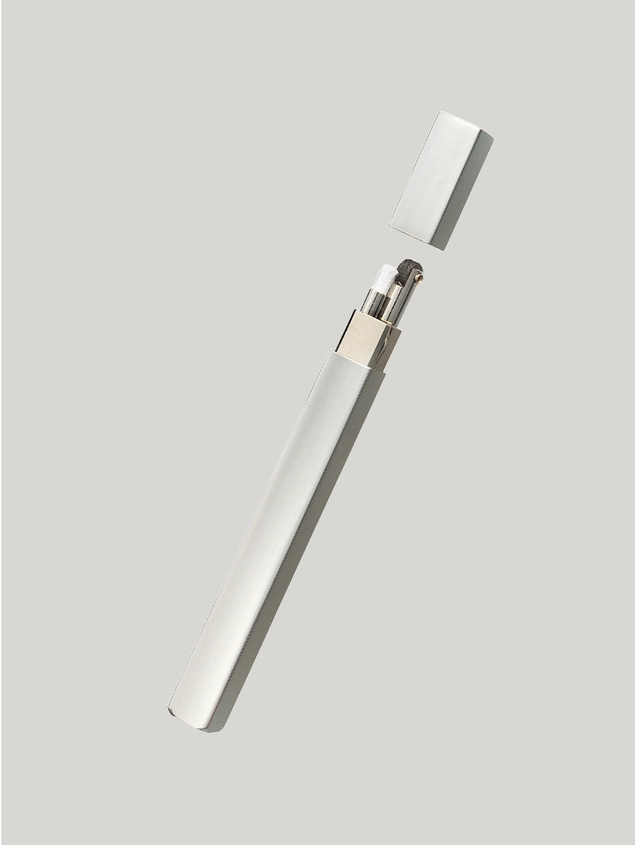 Tsubota Pearl QUEUE Feuerzeug in Silber Frontansicht Produktfoto geöffnet