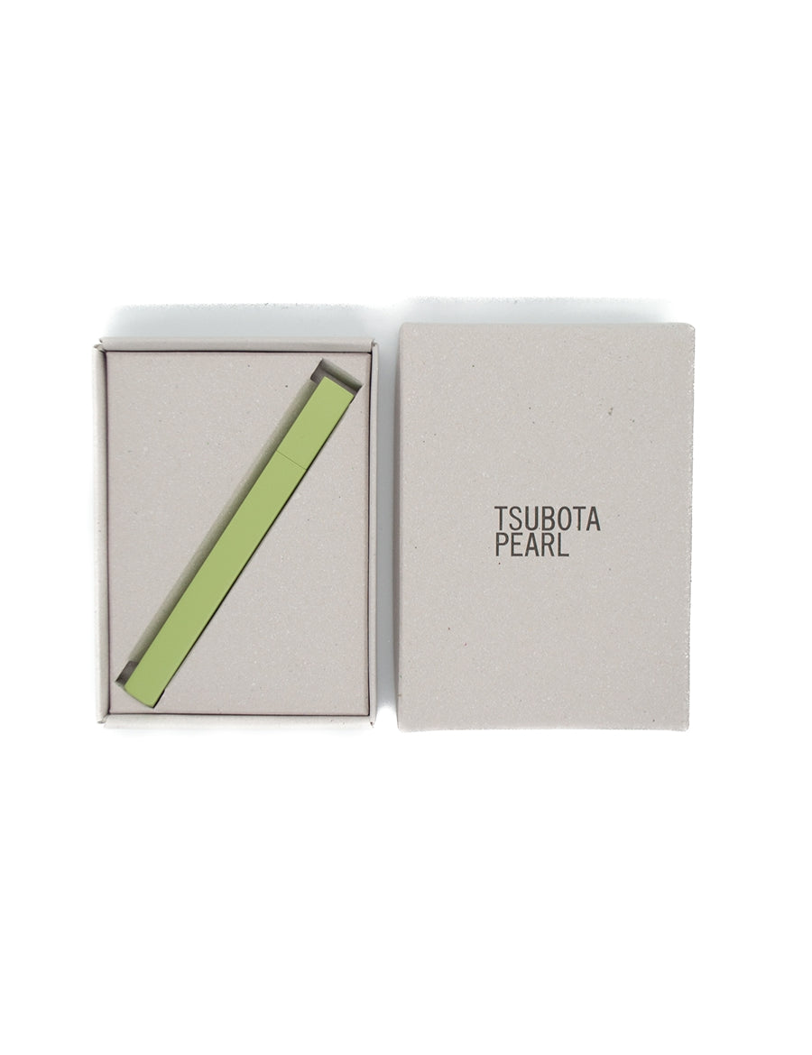 Tsubota Pearl Queue Feuerzeug Mono Matcha Grün mit Verpackung Frontansicht